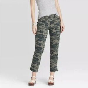 Universal Thread Women's High Rise Camo Straight Leg Cropped Jeans Size 6 Green